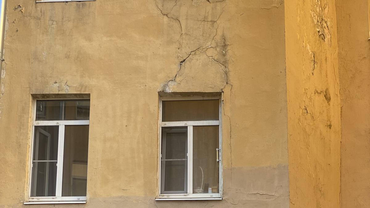 Жители соседнего с домом Басевича здания жалуются на увеличивающиеся трещины на фасаде и в квартирах