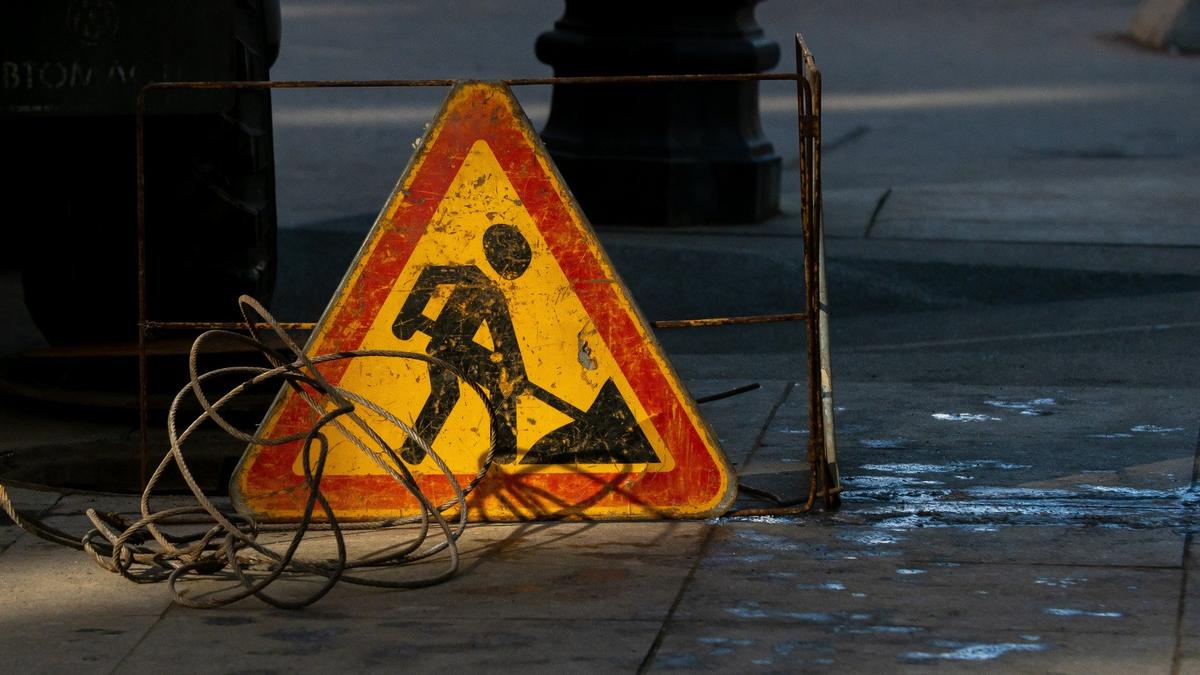 Из-за вытекания воды на Институтском проспекте автобусы и троллейбусы изменили свои маршруты