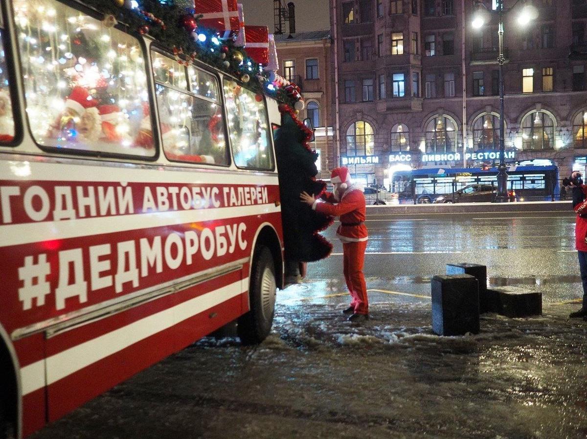 На улицы Петербурга вышел новогодний «ДедМоробус» | 23.12.2023 | Санкт- Петербург - БезФормата