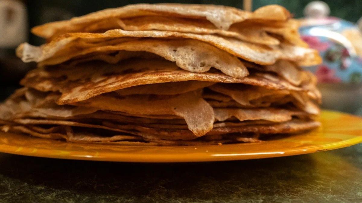 На праздновании Масленицы в Петропавловской крепости испекли блинный пирог весом в полтонны