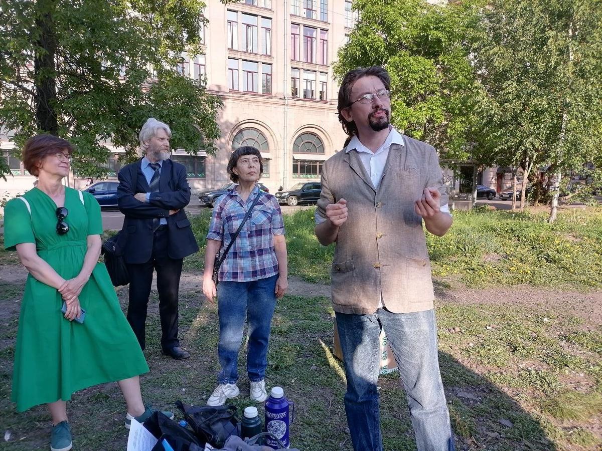 Иван Широбоков (справа) рассказывает о тех, кто был похоронен в этом месте. Фото: Елена Михина / MR7