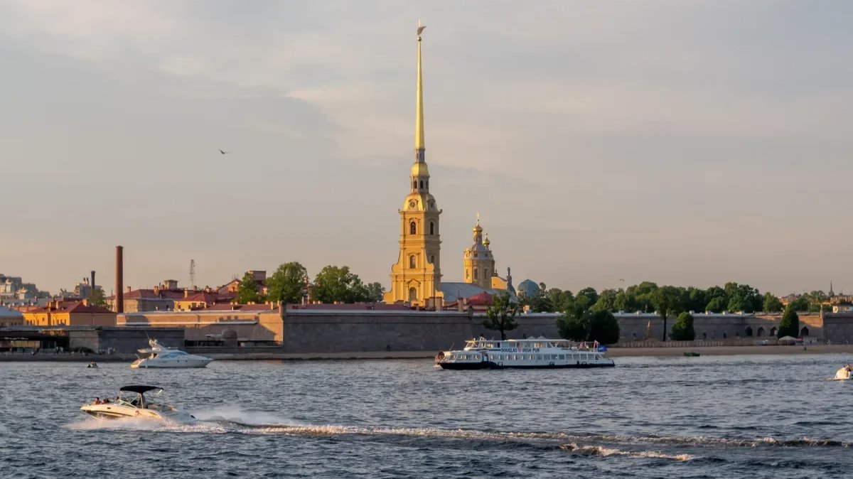 Петербургу официально разрешили взимать с туристов курортный сбор