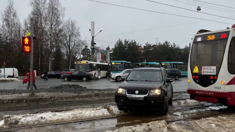 Авария с трамваем и легковушкой перекрывала улицу Хошимина