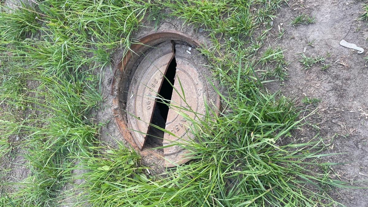 Люк на углу Авиаконструкторов и Ильюшина. Фото: «Мегаполис»