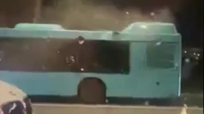 На Ленинском проспекте задымился лазурный автобус. Перевозчик утверждает, что это просто пар