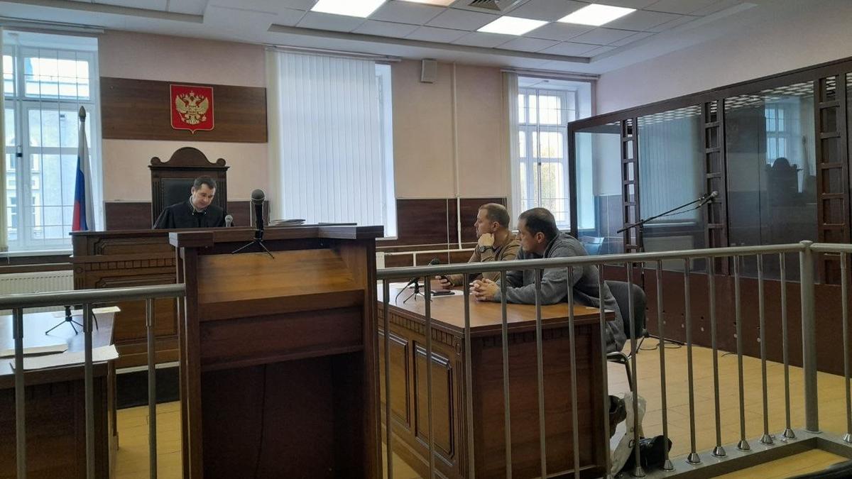 Илья Храпко вместе с адвокатом Иваном Гридневым в зале суда. Фото: Анна Мотовилова / MR7