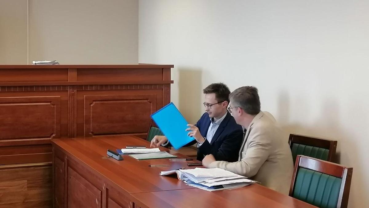 Защитник Виталий Исаков и адвокат Андрей Чертков в зале суда. Фото: МР7