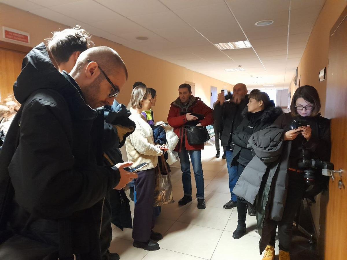 Слушатели и журналисты без паспортов стоят у зала судебных заседаний. Фото: Анна Мотовилова / MR7.