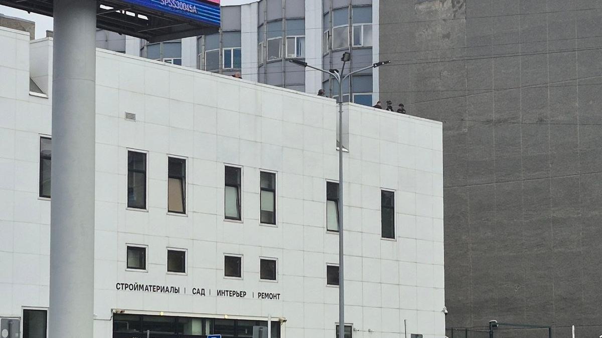 Полицейские на крыше торгового центра. Фото: читатель МР7