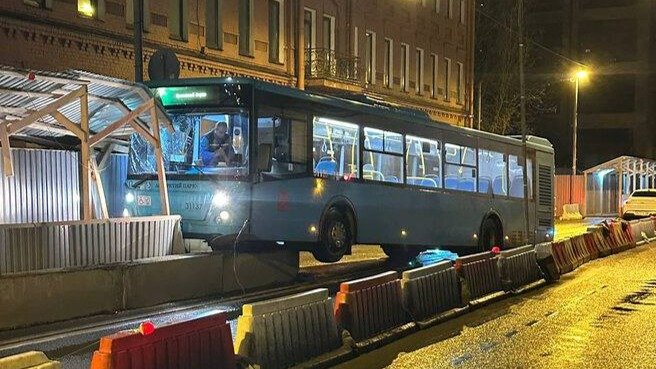 Лазурный автобус врезался в бетонный забор на Пионерской улице