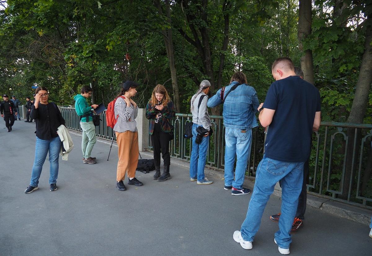 Журналисты пытаются снять могилу Пригожина издалека. Фото: Дмитрий Абрамов / MR7