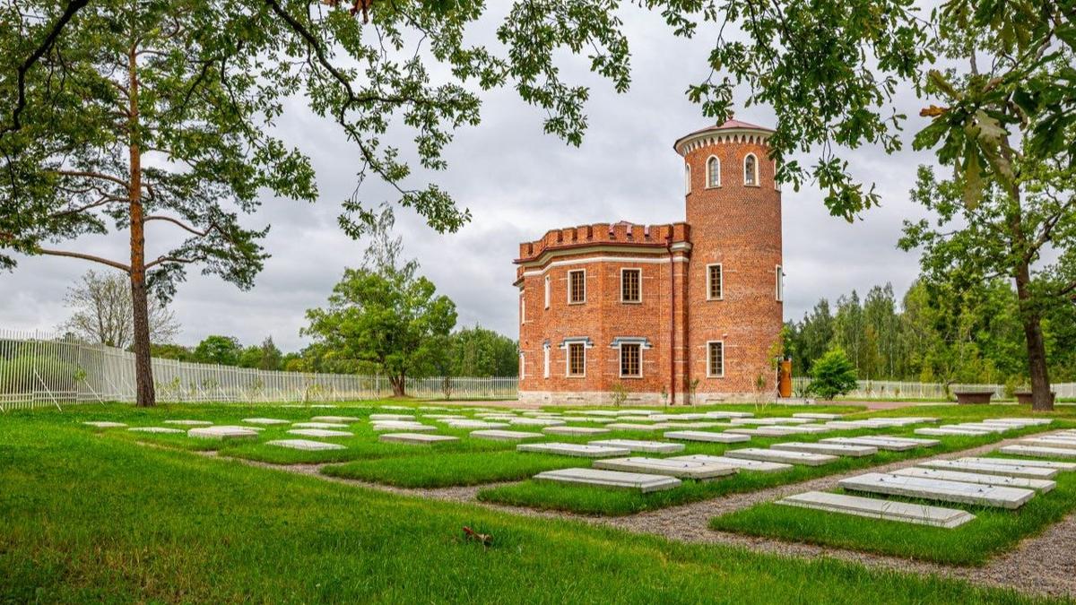 В музее-заповеднике «Царское Село» отреставрировали захоронение императорских лошадей