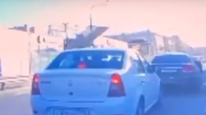 Сильный ветер сорвал крышу павильона на железнодорожном переезде Удельная