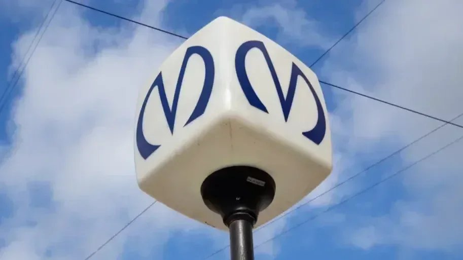 На синей ветке метро возникла задержка поездов из-за коляски, упавшей на пути