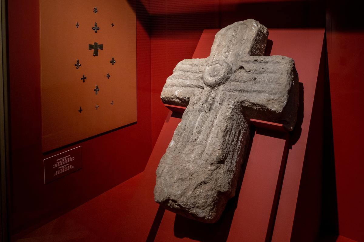Крест резной. Камень X-XII в. Северная Осетия, Змейский катакомбный могильник.
Фото: Олег Золото / MR7