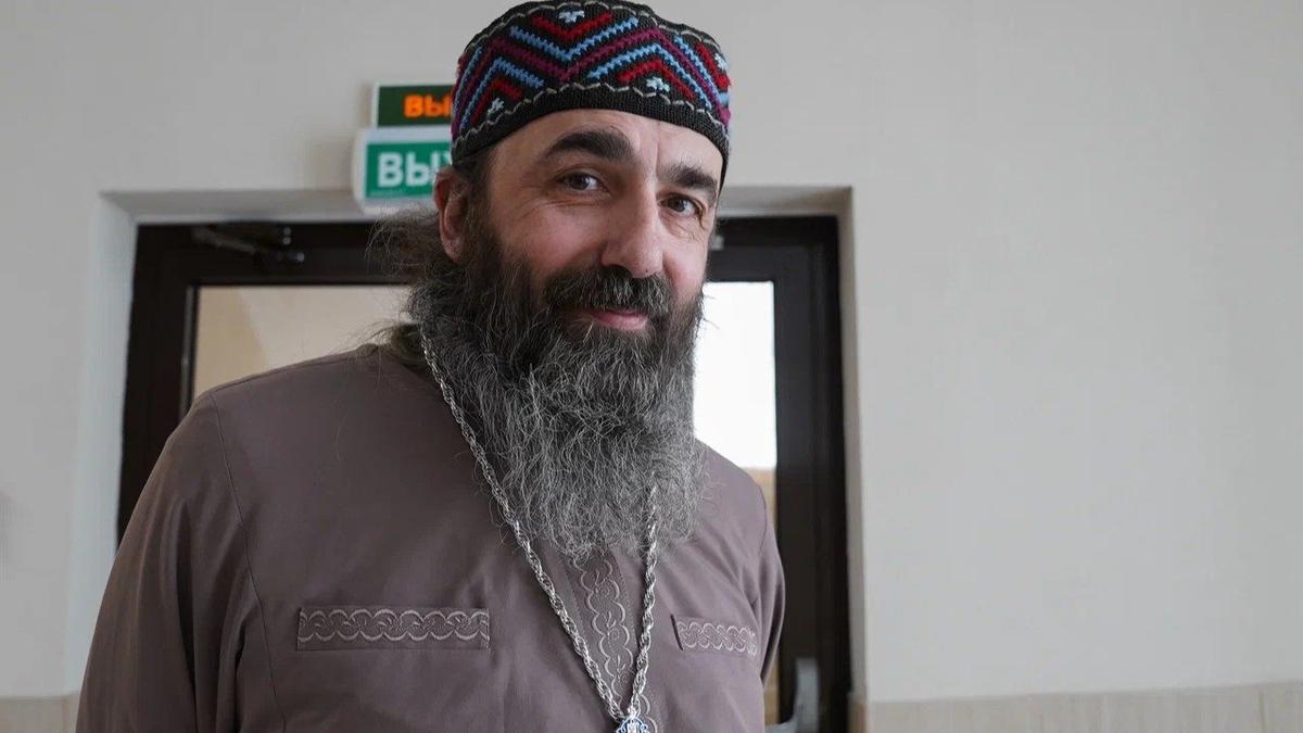 Суд прекратил дело против священника Михнова-Вайтенко, задержанного перед панихидой по Навальному*