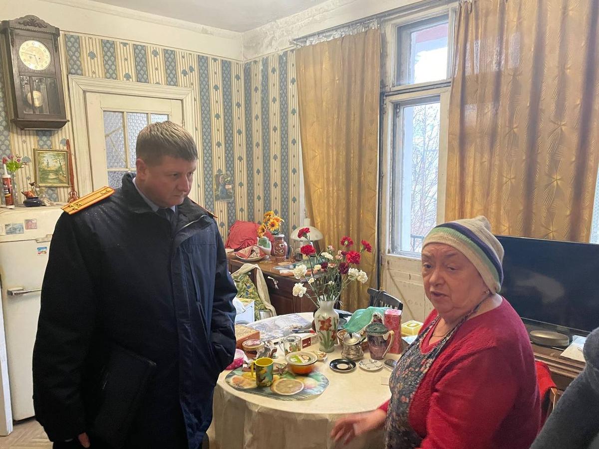 Дочка 102-летней блокадницы Юлия Григорьевна рассказывает о своём доме, в котором с середины прошлого века живёт вместе с мамой. Фото: Дарья Дмитриева / MR7