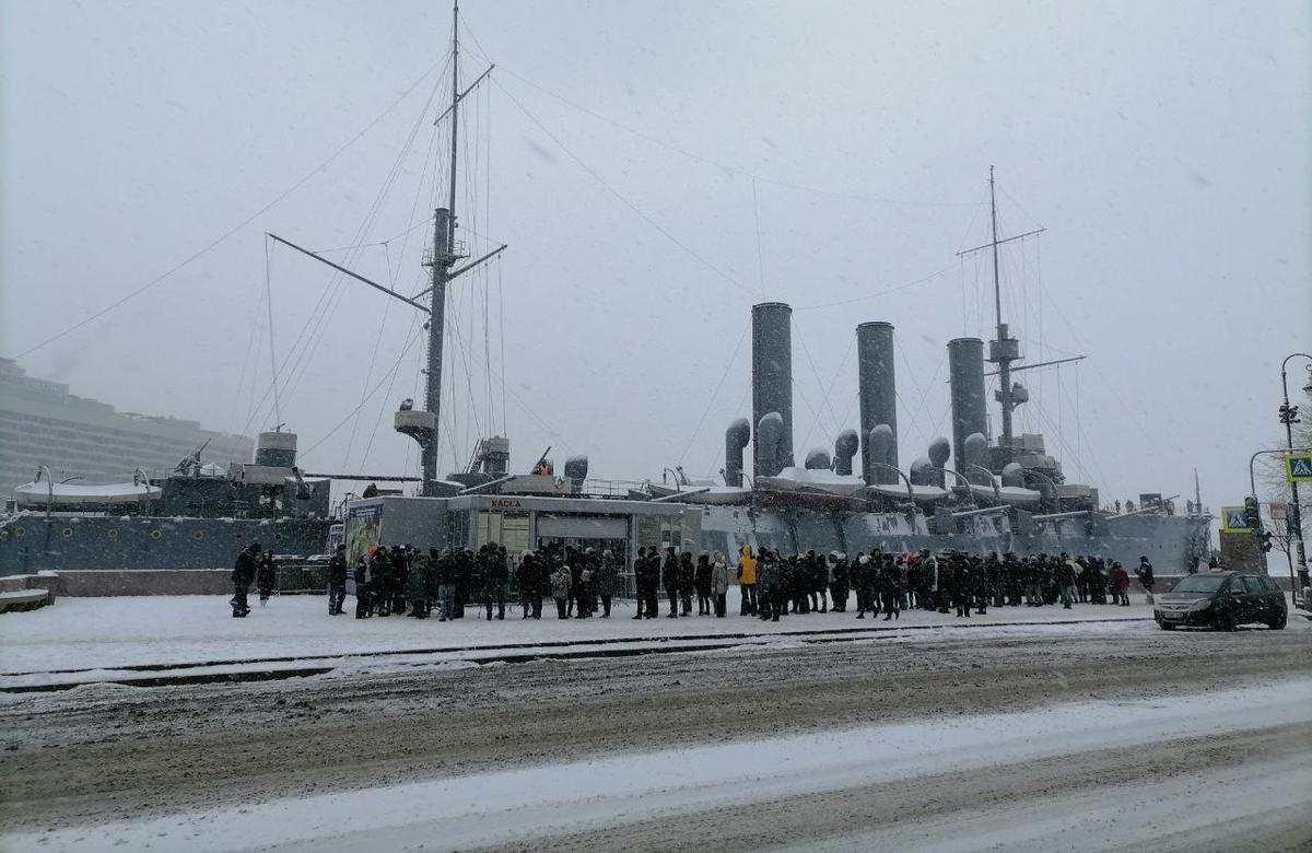 Очередь из желающих попасть на борт крейсера «Аврора». Фото: Елена Михина / MR7