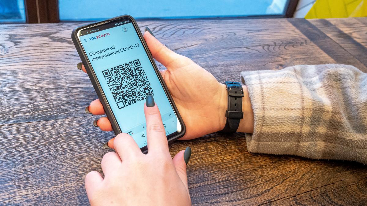 Суд в Петербурге оштрафовал врача и медсестру за подделку COVID-сертификатов