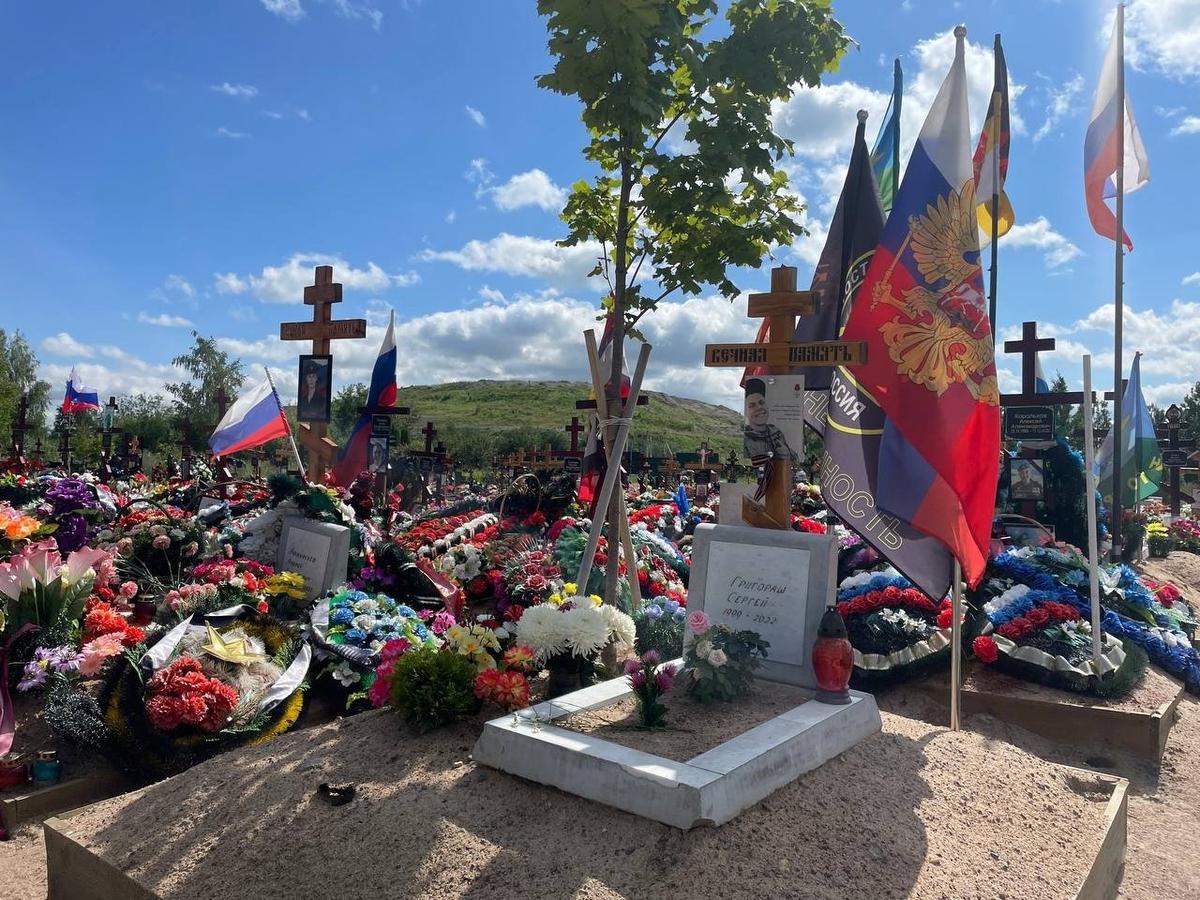 Другие могилы на «Ритуальном» участке Южного кладбища — многие с флагами. Фото: Дарья Дмитриева / MR7