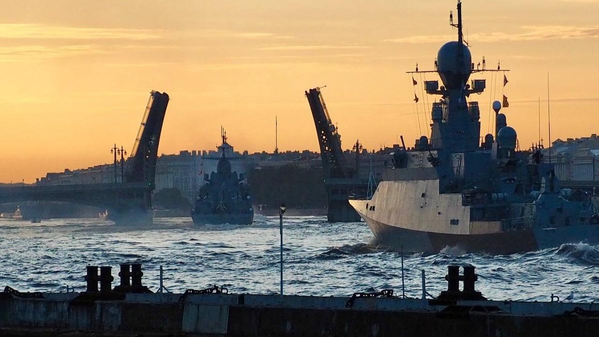 В Петербурге во время подготовки и проведения Главного военно-морского парада временно запретят движение маломерных судов