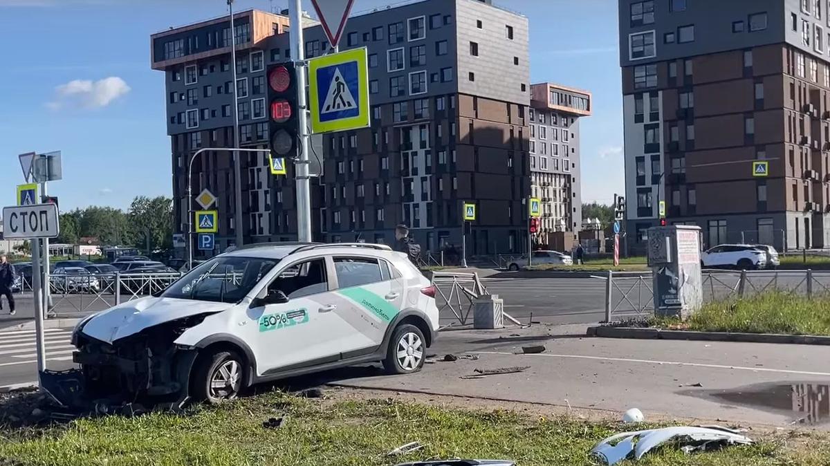 Водителя, который пьяным на каршеринге сбил знаки на Парашютной улице, арестовали на 15 суток