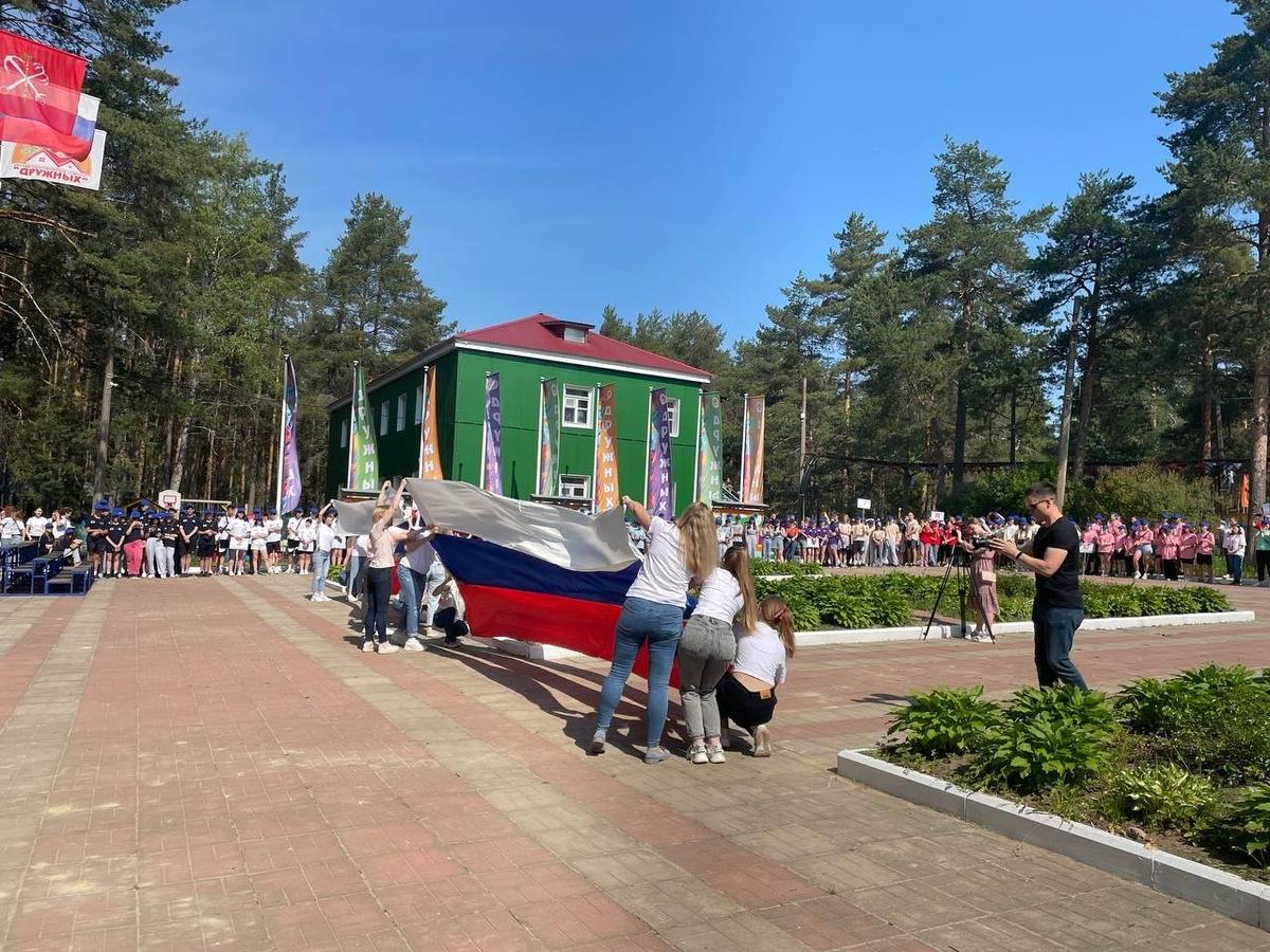 Также на открытии смены перед мариупольскими школьниками станцевали с российским флагом. Фото: Дарья Дмитриева / MR7