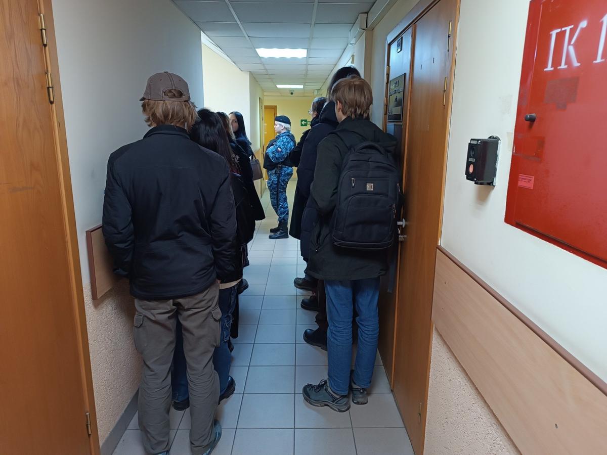 Поддержать Артёма пришли друзья. Фото: Катерина Иванова / MR7