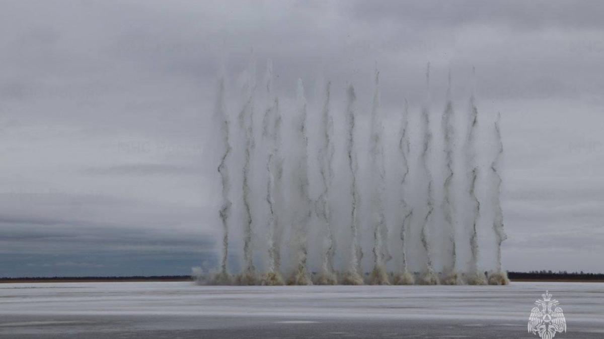 Ледовзрывные работы на Ладоге в 2024 году. Фото: МЧС Ленобласти