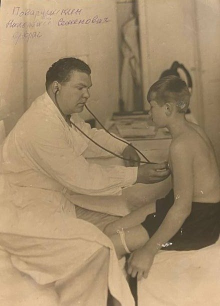 Врач обследует воспитанников детдома. Фото из альбома Валентины Дмитриевны