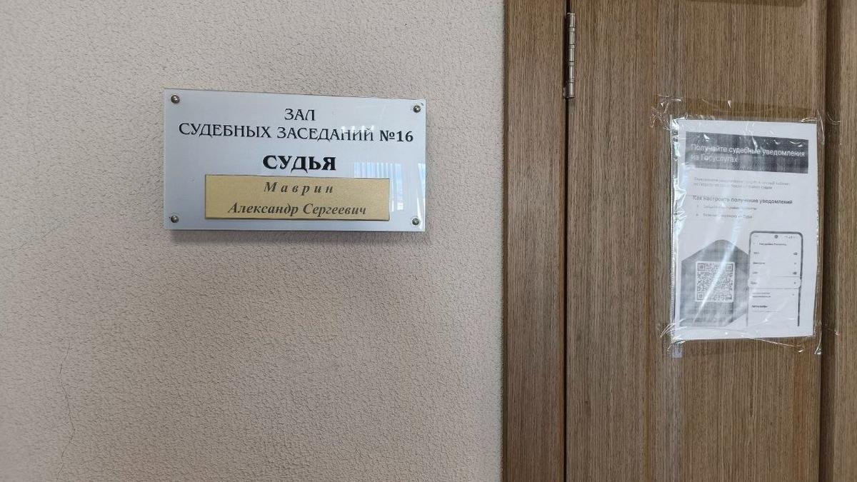 В суде по делу о «фейках об армии» выяснилось, что ни ВК, ни Роскомнадзор не знают, кто смотрит посты заблокированного в РФ пользователя