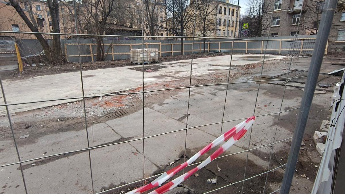 Бетонный кот в мешке: во дворе дома на 16-й линии В.О. что-то собираются строить без предупреждений и объяснений