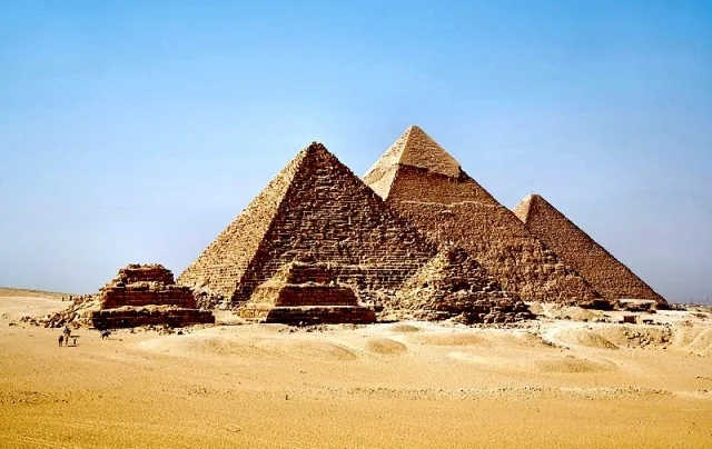 800px-All_Gizah_Pyramids-3.jpg