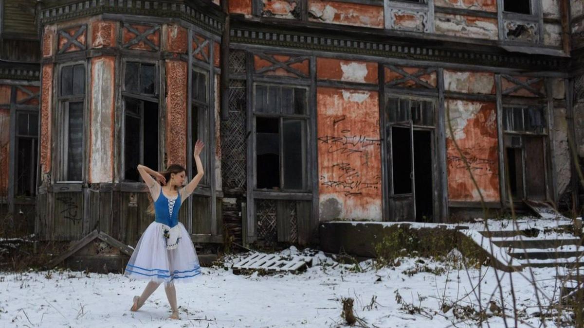 Балерина исполнила танец из балета «Жизель» на фоне дачи Шауба