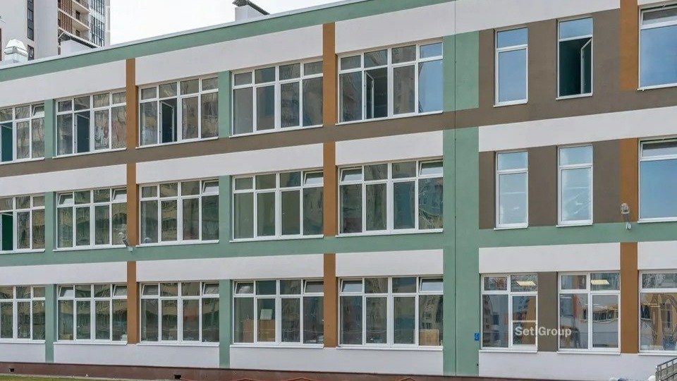 Две новые школы на 1 375 и 975 учеников появились в Приморском районе Петербурга