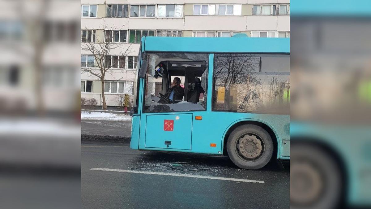 На улице Композиторов лазурный автобус остался без бокового стекла кабины