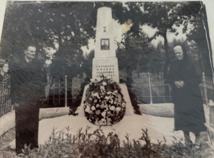 Родители Михаила Харченко на могиле сына. Фото: из семейного архива