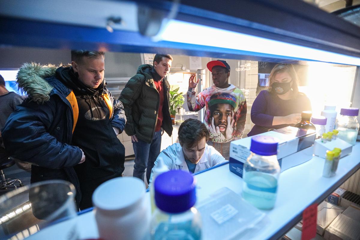 Съёмочная группа в лаборатории. Фото предоставлено пресс-службой студии «Ленфильм»