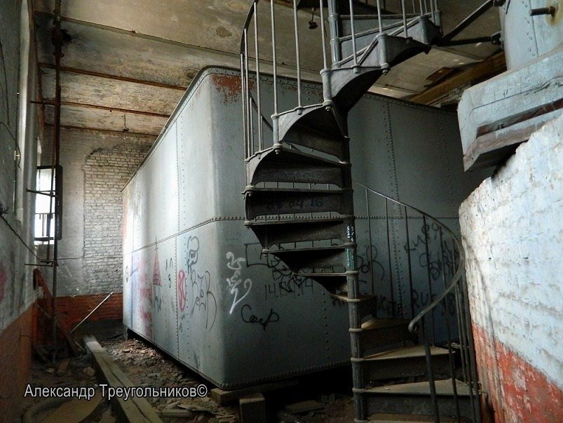 Клёпаные водонапорные баки и чугунная винтовая лестница на заводе «Красный треугольник». Утрачены. Фото: Александр Треугольников