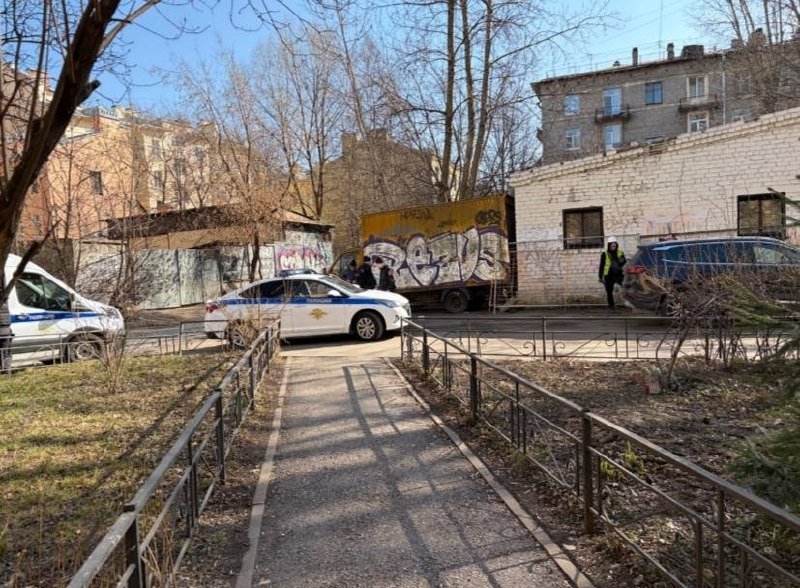 Силовики в день обнаружения чего-то опасного во дворе дома. Фото: предоставлено местными жителями