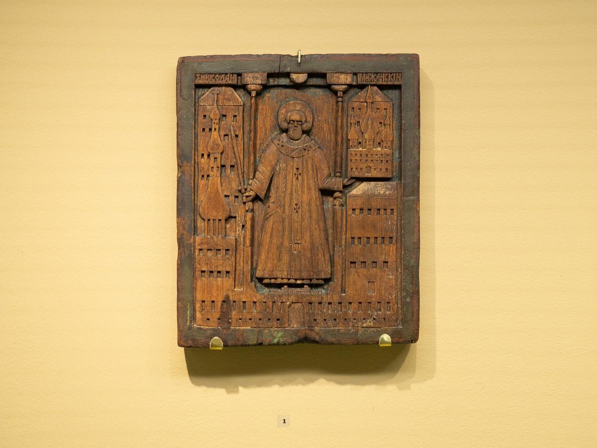 Резная икона «Святитель Николай Можайский», вторая половина XVIII века. Фото: Дмитрий Абрамов / MR7