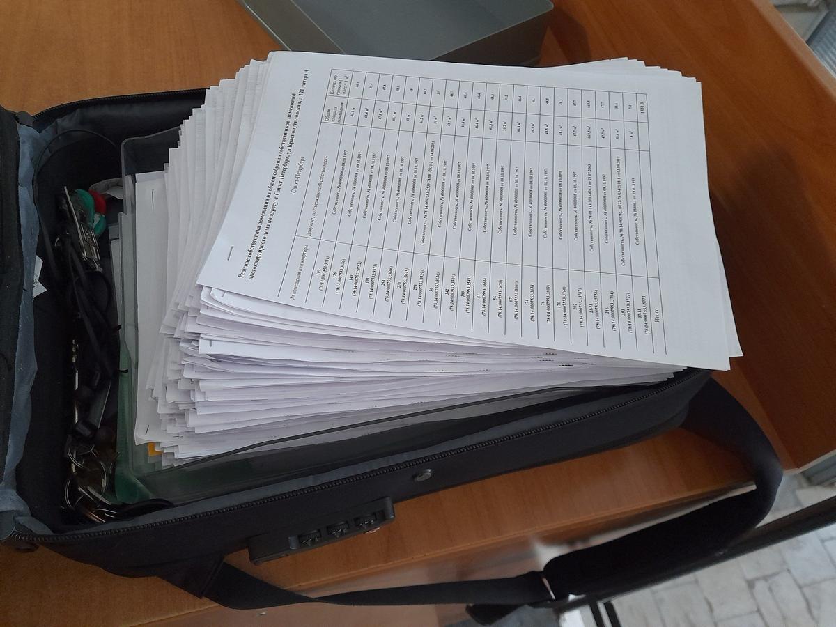 Рюкзак-чемодан с документами голосования за ТСЖ. Фото: Анна Мотовилова / MR7