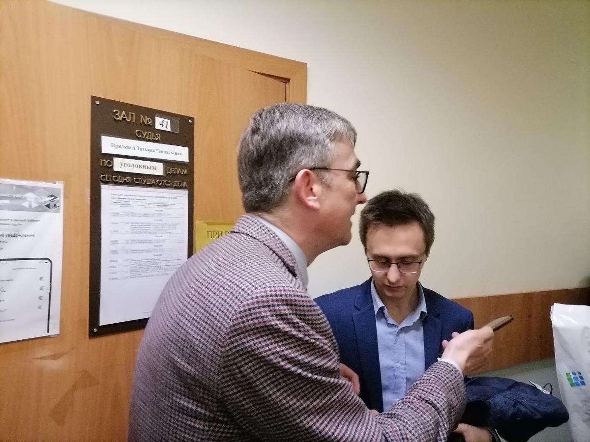 Защита Александра Шишлова: адвокат Андрей Чертков и представитель Виталий Исаков. Фото: МР7