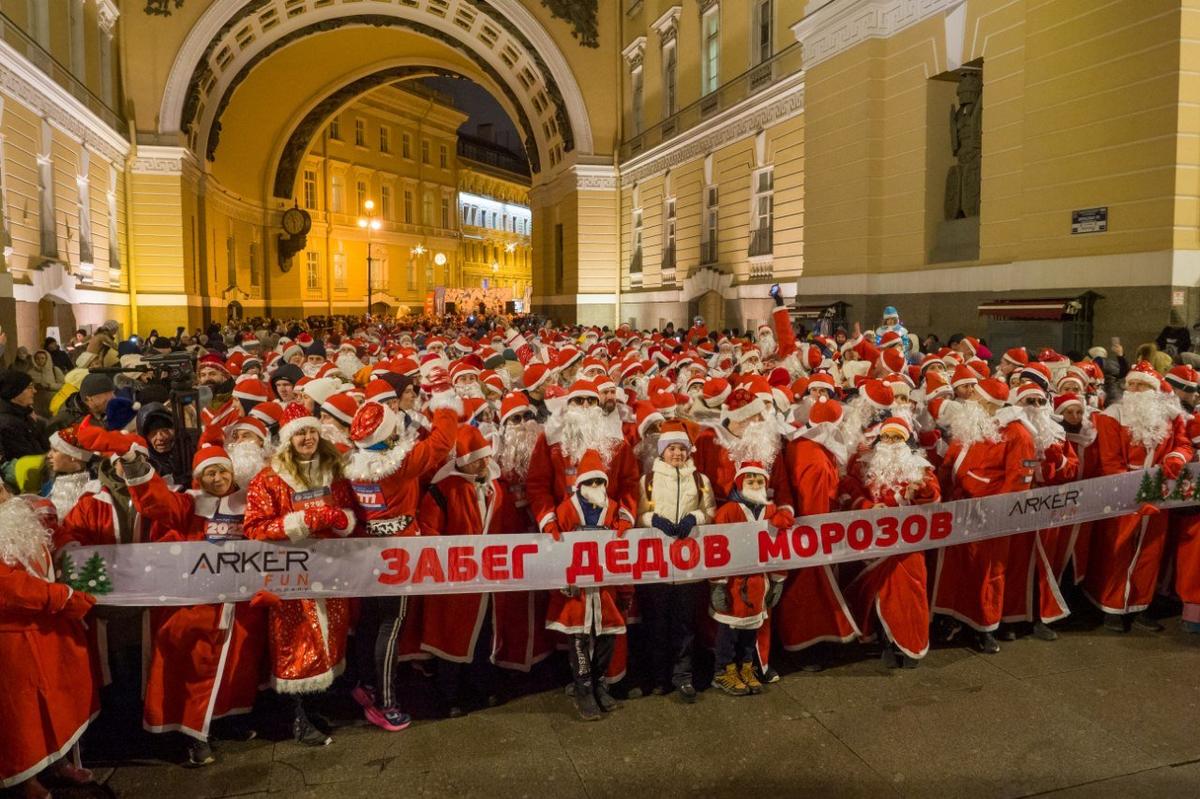 Деды морозы спб. Забег дед Морозов спб2022. Забег Санта Клаусов в Питере. Дед Мороз на Дворцовой площади. Дворцовая площадь новый год.