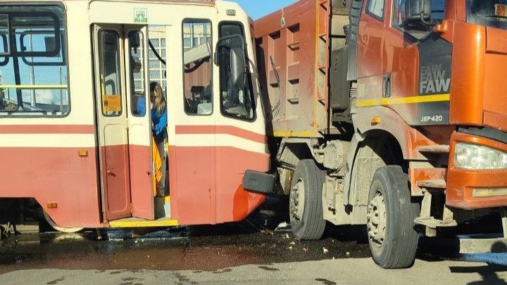 Трамвай и грузовик столкнулись на Корабельной улице