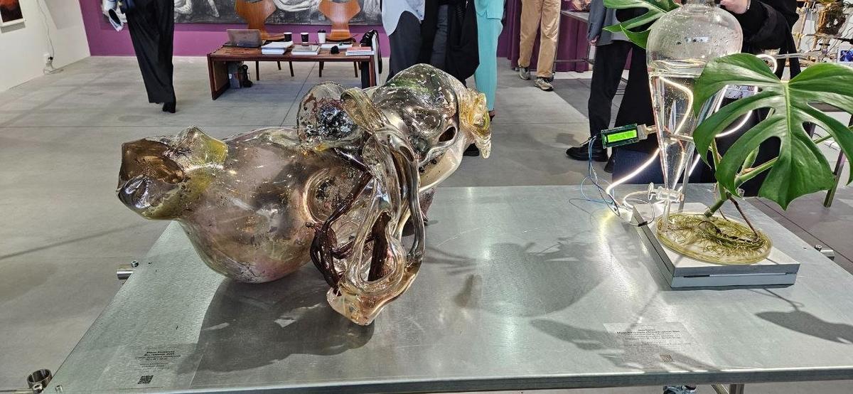 Работа Марии Кошенковой на ярмарке Cosmoscow 2024. Фото: Алексей Матюхин / MR7