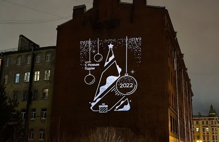 На фасадах пяти зданий в Петербурге появились световые открытки