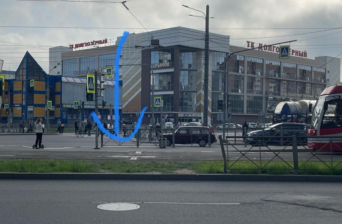 Люк на углу Авиаконструкторов и Ильюшина. Фото: «Мегаполис»