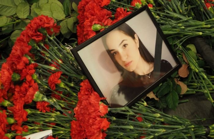 В годовщину теракта в петербургском метро к мемориальной доске возложили цветы