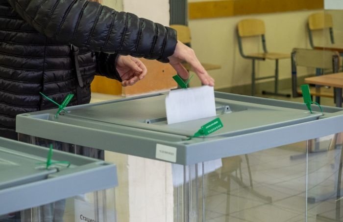 Голосование на капоте авто и ОМОН у школы: как проходили выборы в Ленобласти